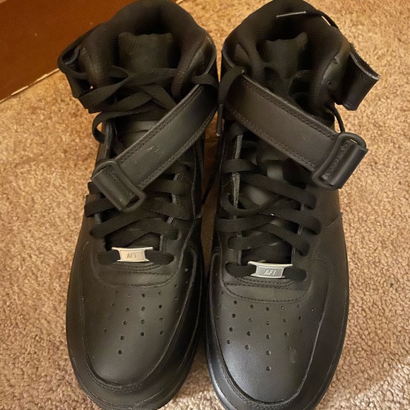 Black Nike air forces - Picture 2 of 2